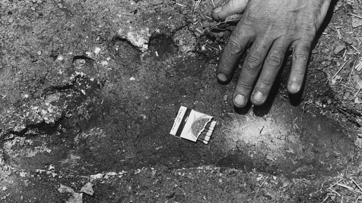 7. Dấu chân ở Johnstown, Pennsylvania (1980): Một dấu chân dài 17,75 inch được tìm thấy gần một ngôi nhà dân cư ở Johnstown, Pennsylvania, vào năm 1980. Sự phát hiện này kèm theo các báo cáo về tiếng động và mùi lạ, tạo nên một trong những trường hợp gây ấn tượng.