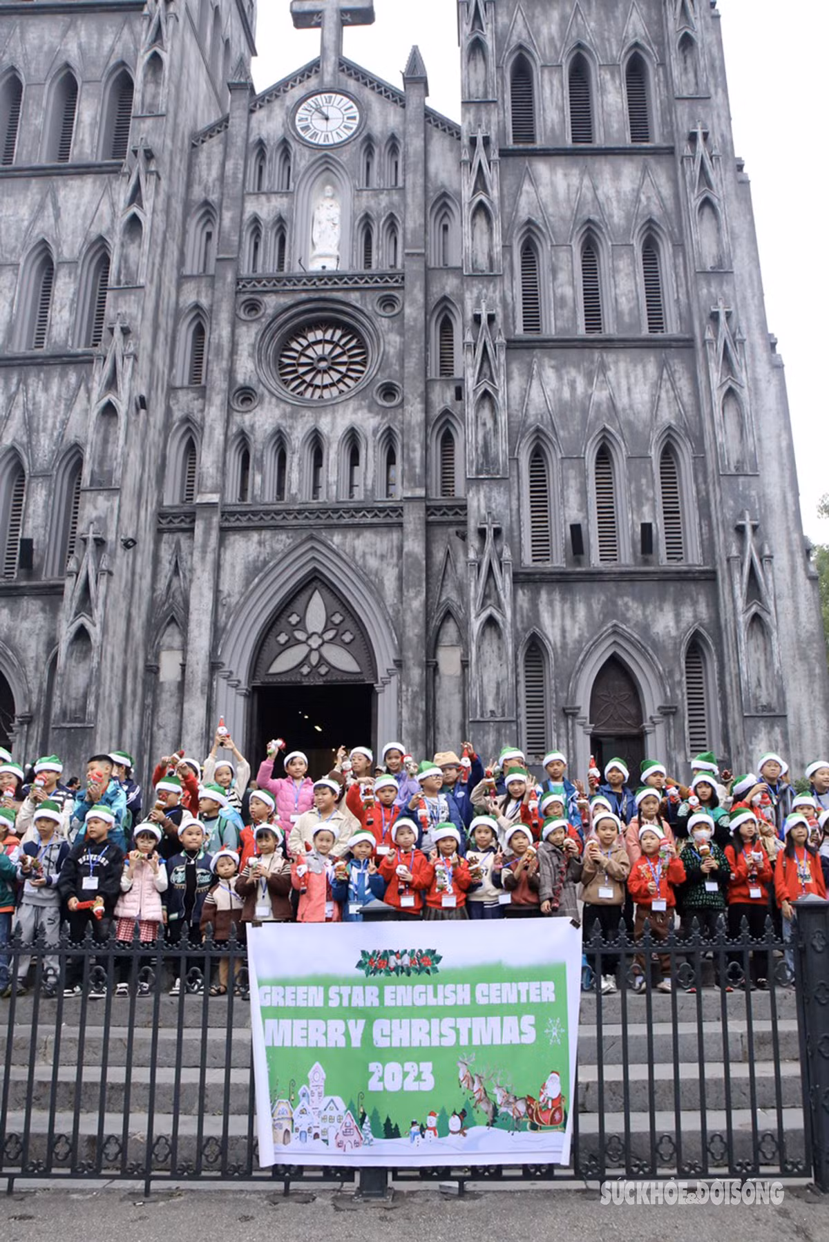 Các em nhỏ với bộ trang phục và mũ ông già Noel lưu giữ những khoảnh khắc của mùa Giáng sinh