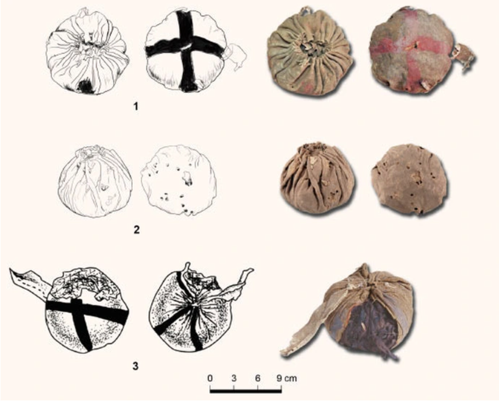 Trong 3 quả cầu da bí ẩn từ những mộ này, các chuyên gia đã phát hiện tóc người và da động vật.