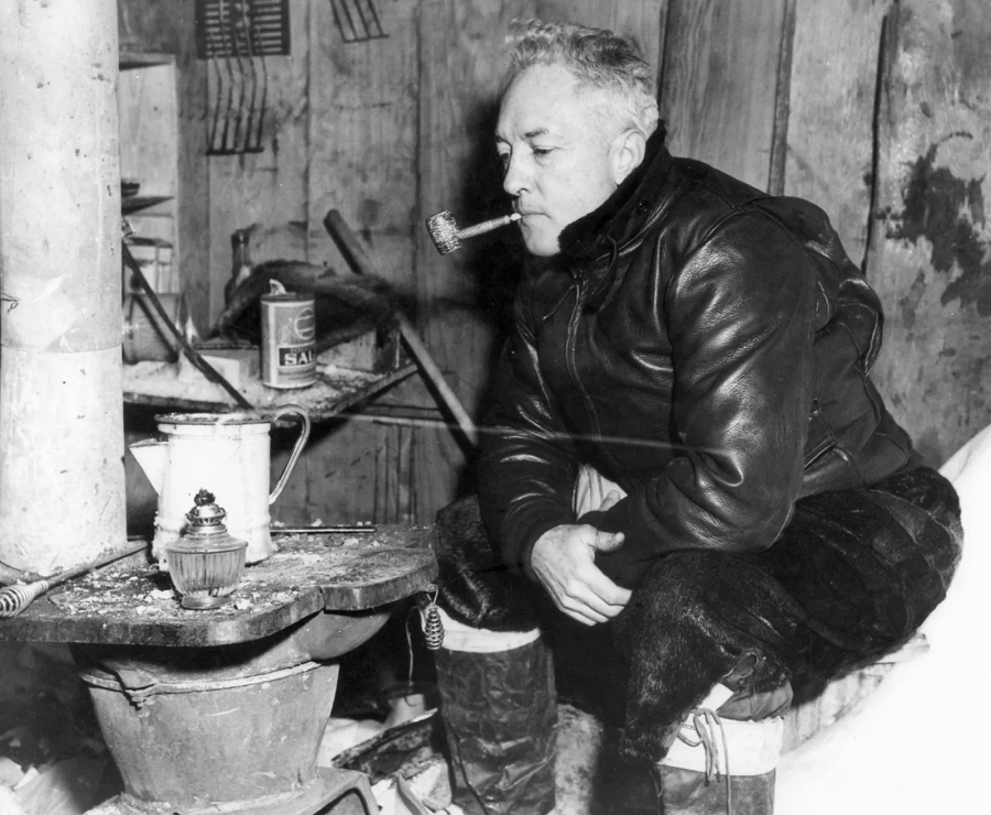 Một sự kiện nổi bật liên quan đến chủ đề này là nhật ký của Đô Đốc Richard E. Byrd, thuộc Hải Quân Hoa Kỳ, năm 1947. Trong nhật ký, ông mô tả việc gặp một nền văn minh cổ đại ở Bắc Cực, gọi là Agartha. Dù còn nhiều nghi ngờ về thông tin của cuốn nhật ký, nhưng nó vẫn tạo ra sự tương đồng với mô tả về Atlantis và Lemuria.