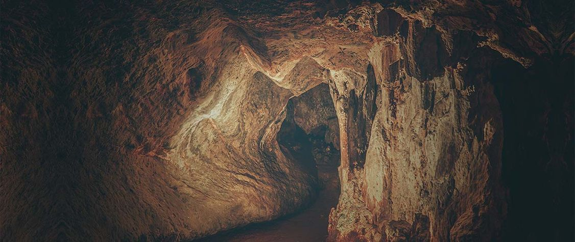 Agartha được miêu tả như một thành phố huyền bí tọa lạc trong lõi của Trái Đất, với một nền văn minh được nuôi dưỡng bởi một Mặt Trời riêng. Agartha liên kết chặt chẽ với Shamballa, một điểm nhấn trong Phật Giáo Kim Cương Thừa và giáo lý Kalachakra của Tây Tạng.