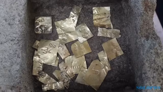 Hộp đá này được ước tính có niên đại từ thế kỷ thứ 8, nằm giữa những tảng đá xếp chồng lên nhau.