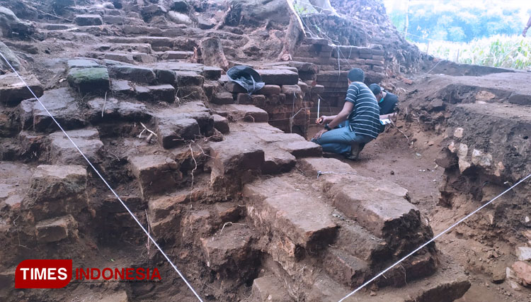 Như tàn tích một đền thờ Hindu hay Phật giáo.