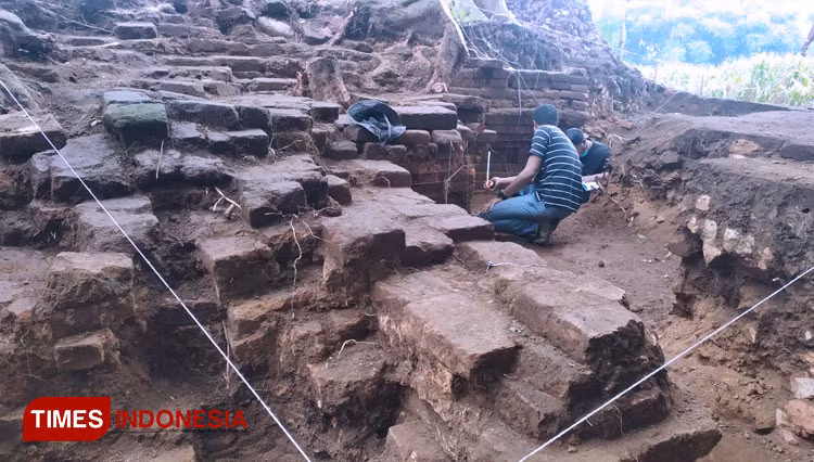 Như tàn tích một đền thờ Hindu hay Phật giáo.