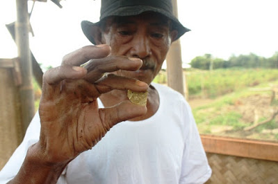 Chiếc hộp đá có nắp đậy giống hộp đựng đồ trang sức và chứa vàng có tỷ lệ khoảng 18 carat mỗi miếng. Mỗi miếng vàng đều được khắc dòng chữ Java cổ, ghi tên của 8 vị thần gió trong đạo Hindu.