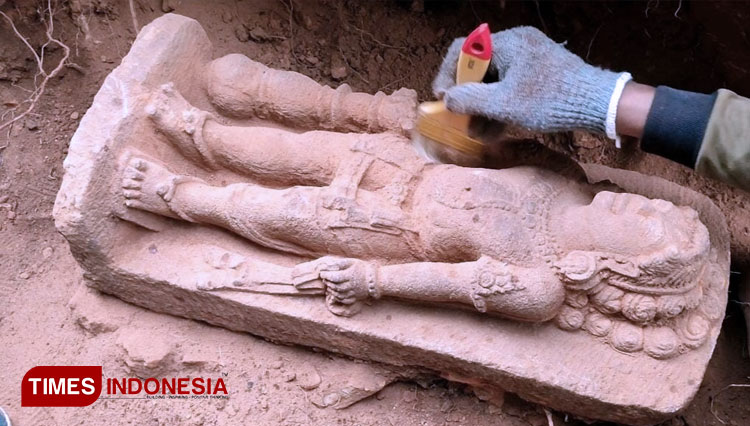 Tượng Mahakala có niên đại từ thế kỷ thứ 9 cũng được tìm thấy tại vị trí này.