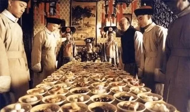 Một lần, khi cảm thấy chán các món ăn trong cung, Từ Hi quyết định tổ chức cuộc thi nấu ăn ở ngoại cung để tuyển chọn thêm đầu bếp.