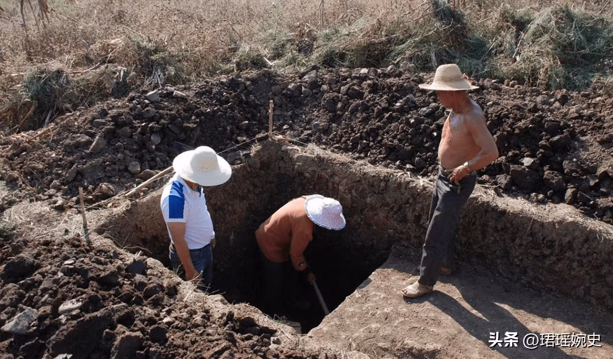 Sự phát hiện này không chỉ là bảo vật lịch sử, mà còn là sự kết nối giữa quá khứ và hiện tại, khiến gia đình lão nông phải vái lạy và hạnh phúc vì đã đóng góp vào nghiên cứu văn hóa quốc gia.