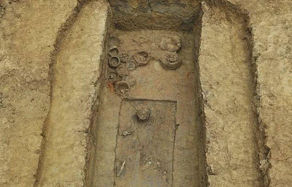 Trước đây, kẻ trộm mộ đã phá hủy mộ Đào Mặc, nhưng không tìm thấy đồ vật có giá trị nào trong mộ. Những dấu vết của kẻ trộm mộ đã khiến tấm bia này bị thất lạc hàng chục năm, chỉ có một tấm bia đá khổng lồ vẫn được giữ lại vì nó quá nặng, không thể chuyển đi. (Ảnh minh họa)