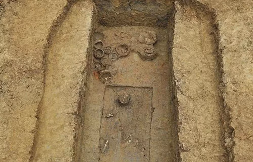 Trước đây, kẻ trộm mộ đã phá hủy mộ Đào Mặc, nhưng không tìm thấy đồ vật có giá trị nào trong mộ. Những dấu vết của kẻ trộm mộ đã khiến tấm bia này bị thất lạc hàng chục năm, chỉ có một tấm bia đá khổng lồ vẫn được giữ lại vì nó quá nặng, không thể chuyển đi. (Ảnh minh họa)