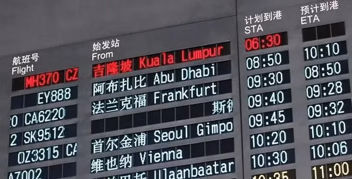 Bằng chứng của họ chỉ ra rằng buồng lái đã bị giảm áp suất, sau đó máy bay bị hạ cánh cố ý để tránh sự phát hiện nhanh chóng. Bộ nhận phát tín hiệu cũng bị tắt và máy bay thay đổi hướng ở nơi khó tìm kiếm trên Ấn Độ Dương, cho thấy sự can thiệp có chủ ý từ người lái máy bay.