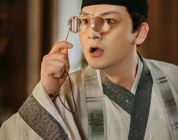 Mặc dù có tư liệu từ thời Nam Bắc triều (420-589) cho thấy việc sử dụng thấu kính để đọc chữ, việc đưa ra giả thuyết này vẫn chưa có bằng chứng lịch sử rõ ràng.