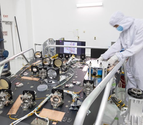 NASA cũng đang nghiên cứu thiết lập hệ thống liên lạc laser trên Trạm vũ trụ quốc tế (ISS) để xây dựng một mạng lưới liên lạc nhanh chóng và đáng tin cậy hơn trong không gian.