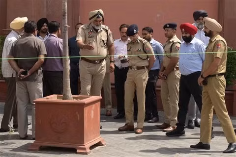 Thay vì báo cáo sự việc, nhóm công nhân quyết định giữ lại kho báu và chia đều. Tuy nhiên, một người trong nhóm đã bán một đồng vàng để trả nợ và thu hút sự chú ý của cảnh sát.