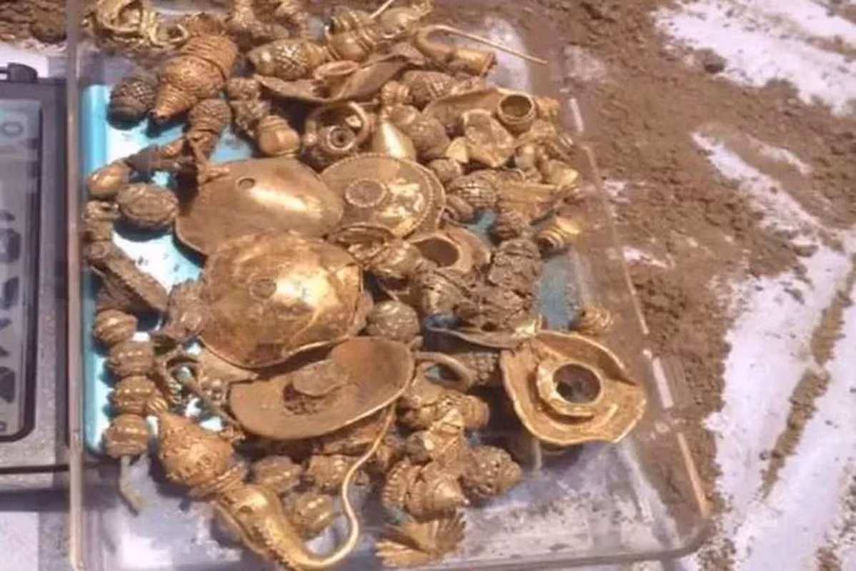 Hũ chứa nhiều món đồ bằng vàng, bạc và ruby, bao gồm 22 hoa tai và các đồ vật bằng vàng khác, 26 thỏi bạc, 5 dây chuyền và các đồ dùng bằng bạc khác. Tổng trọng lượng vàng của kho báu khủng này là 189.820g và bạc là 1.727g.