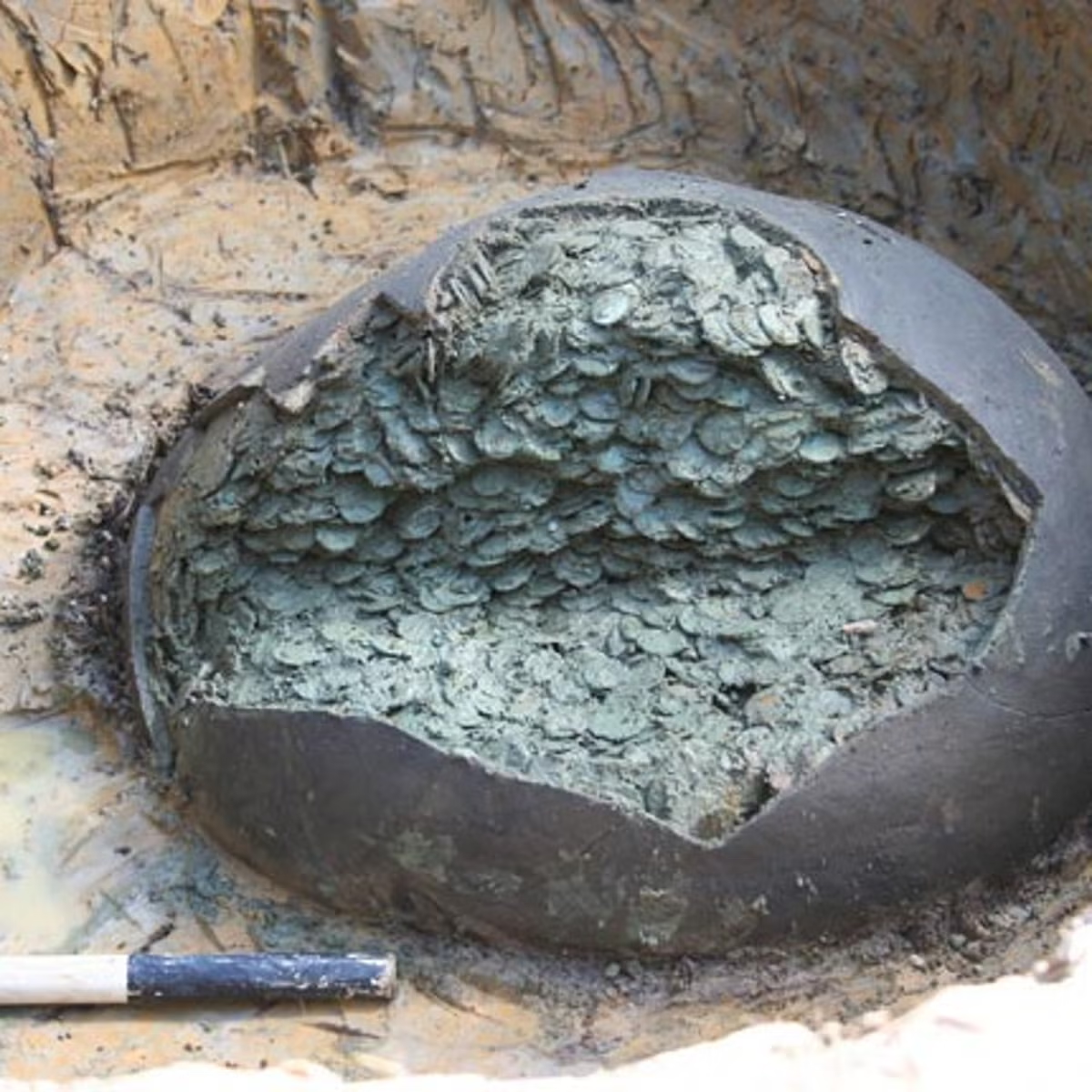 Kho báu này bao gồm 52.500 đồng xu La Mã với nhiều mệnh giá khác nhau, được ước tính có giá trị khoảng 1 triệu USD (hơn 24 tỷ VND).