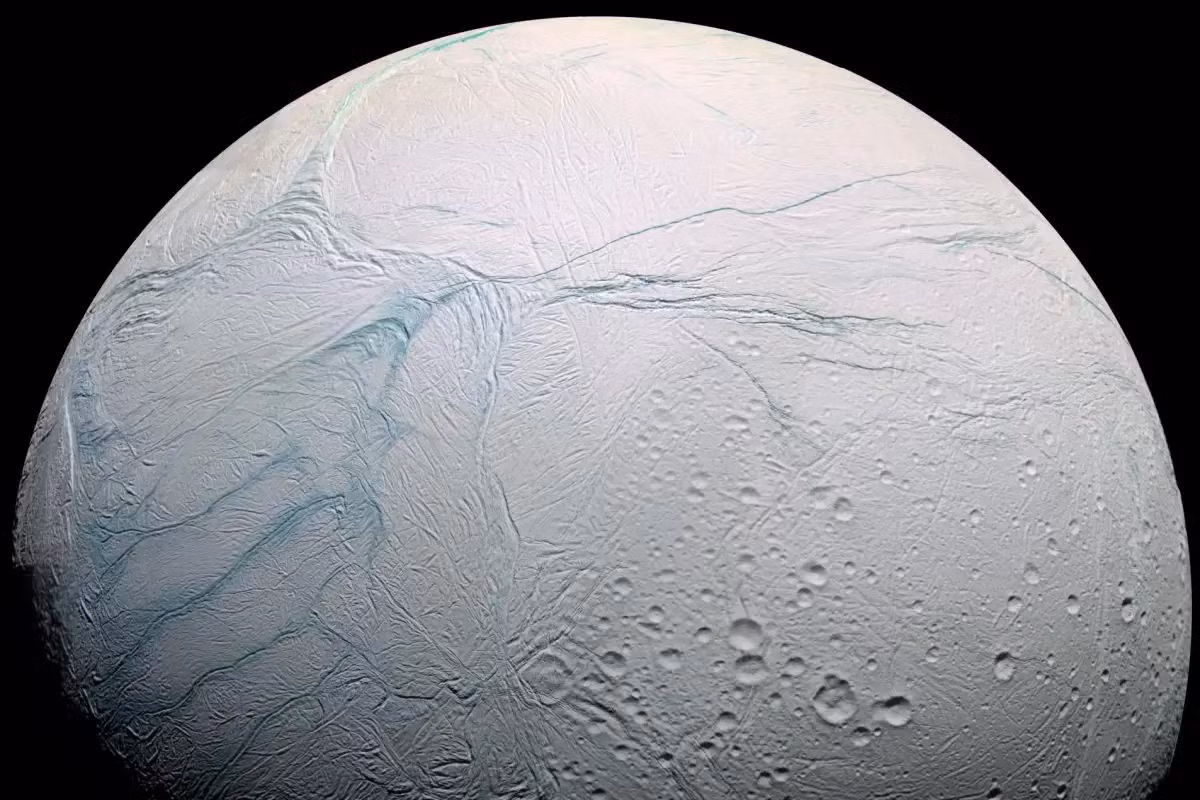 Enceladus có đường kính khoảng 500km, bằng 1/10 kích thước của Titan, vệ tinh lớn nhất của Sao Thổ.