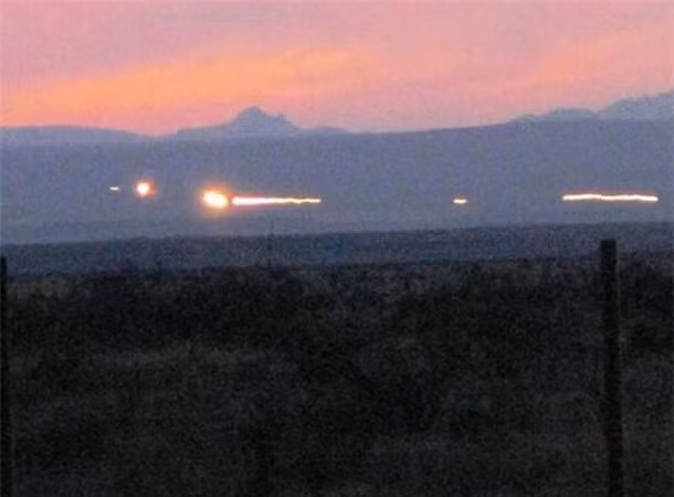 1. Đèn Marfa ở Texas: Hiện tượng ánh sáng nhảy múa ở Marfa, Texas, vẫn là một bí ẩn. Có giả thuyết cho rằng nó là do phản xạ ánh sáng từ lửa trại hoặc đèn pha xe hơi, nhưng cảm giác này xuất hiện từ năm 1883.