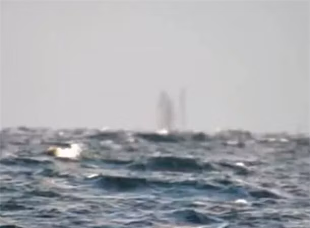 7. Con tàu ma trên hồ Superior: Video được quay ở bờ hồ Superior ở Michigan ghi lại hình ảnh một con tàu khổng lồ, được cho là con tàu ma. Nhiều người tin rằng linh hồn của thủy thủ ngoài khơi Whitefish Point vẫn tồn tại sau vụ chìm tàu Edmund Fitzgerald năm 1975.