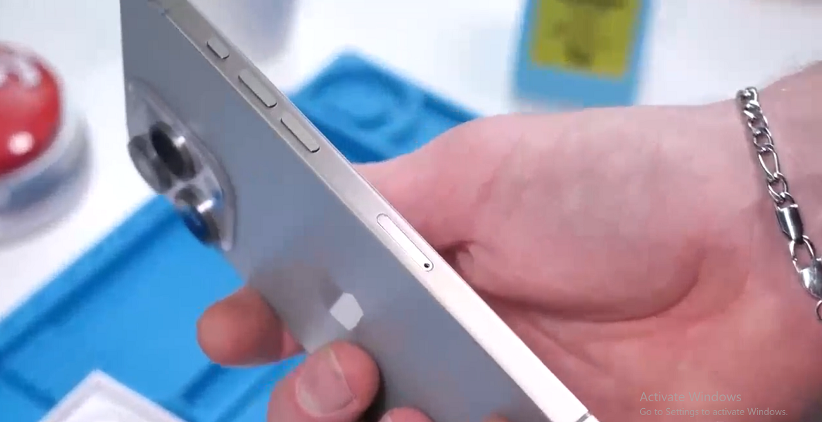 Một video mới đã phân tích và tiếp cận cách mà những chiếc điện thoại giả này được sản xuất, đồng thời giúp người dùng nhận diện chúng. Một số đặc điểm phân biệt gồm viền dày ở cạnh dưới màn hình, điều mà iPhone 15 Pro Max thật không có.