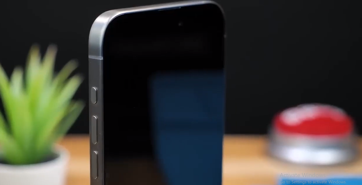 Điểm kiểm tra cuối cùng là sử dụng đèn hàn để kiểm tra khung máy. Theo YouTuber, khung của iPhone 15 Pro Max thật sẽ có màu xanh khi tiếp xúc với nhiệt độ 500 độ, trong khi iPhone giả sẽ nhanh chóng "tan chảy".