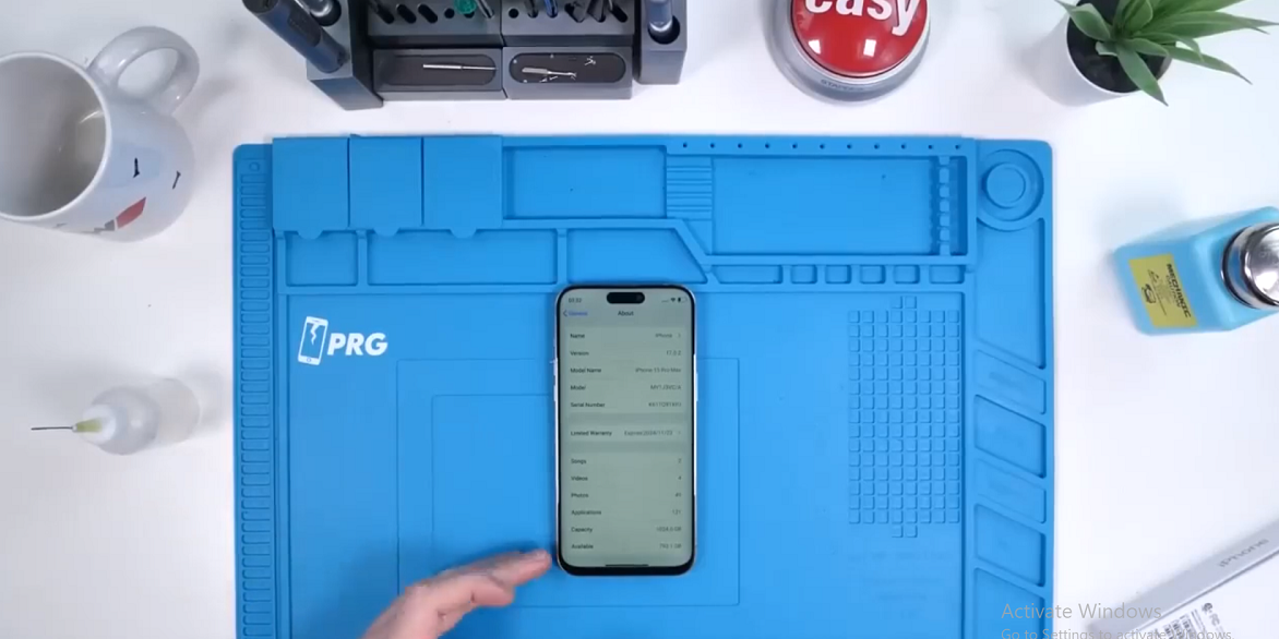 Ngoài ra, những chiếc iPhone giả chạy phần mềm là bản sao hoàn thiện của iOS 17. Mặc dù nhiều ứng dụng không hoạt động, chúng vẫn trông giống hệt iOS thật của Apple.