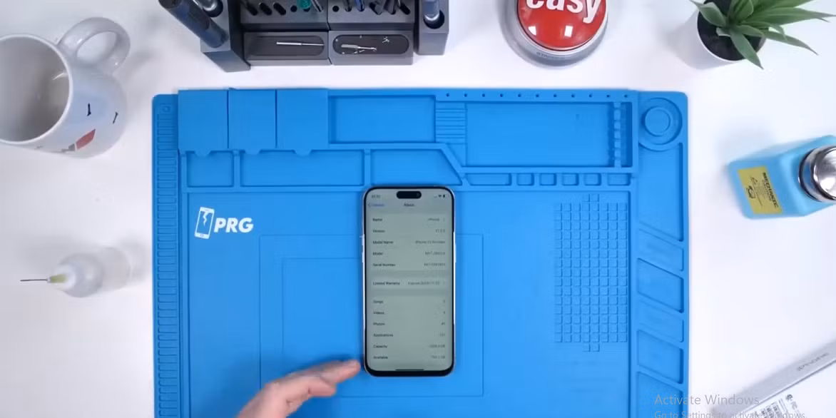 Ngoài ra, những chiếc iPhone giả chạy phần mềm là bản sao hoàn thiện của iOS 17. Mặc dù nhiều ứng dụng không hoạt động, chúng vẫn trông giống hệt iOS thật của Apple.