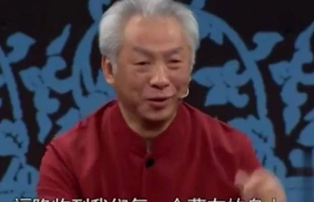 Người phụ nữ vô cùng phấn khích với việc nhận ra giá trị thực sự của khối đá và nói rằng cô sẽ giữ nó như một vật gia truyền cho con cháu.