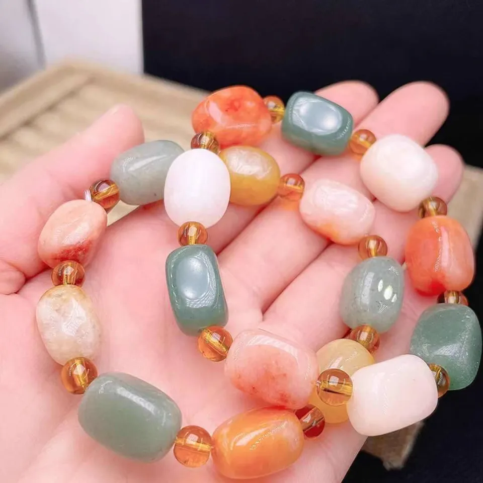 Ngọc tơ vàng được tìm thấy chủ yếu ở vùng Tân Cương, một địa phương nổi tiếng với những khoáng sản quý giá. Vùng này không chỉ nổi tiếng với cảnh đẹp hùng vĩ mà còn là "kho vàng" của các loại ngọc lục bảo đặc biệt. Những viên ngọc tơ vàng thường xuất hiện trong các mỏ đá lớn, và quá trình hình thành của chúng liên quan đến điều kiện tự nhiên độc đáo của vùng.