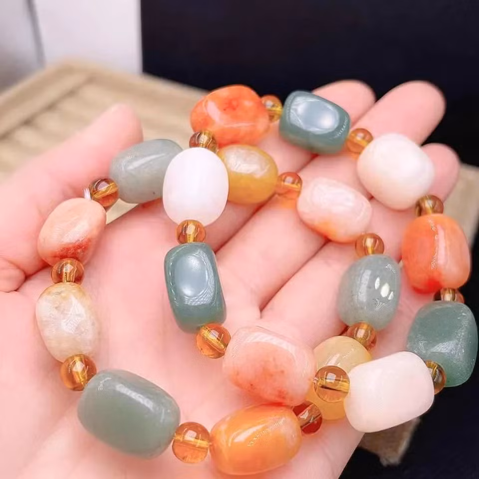 Ngọc tơ vàng được tìm thấy chủ yếu ở vùng Tân Cương, một địa phương nổi tiếng với những khoáng sản quý giá. Vùng này không chỉ nổi tiếng với cảnh đẹp hùng vĩ mà còn là "kho vàng" của các loại ngọc lục bảo đặc biệt. Những viên ngọc tơ vàng thường xuất hiện trong các mỏ đá lớn, và quá trình hình thành của chúng liên quan đến điều kiện tự nhiên độc đáo của vùng.