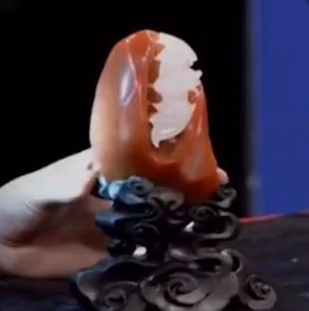 Người phụ nữ từ Tân Cương, nơi nổi lên trào lưu nhặt đá, may mắn nhặt được khối đá đẹp này và đã chạm khắc nó thành một tác phẩm nghệ thuật tinh xảo.