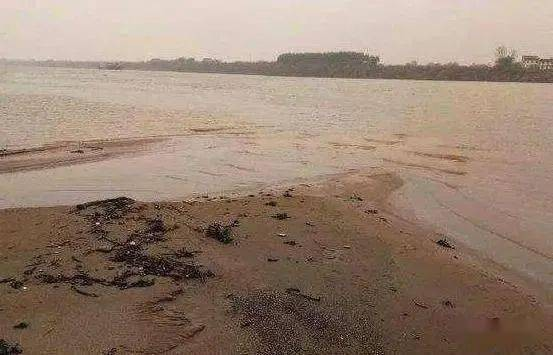 Tuy nhiên, có một số nghi ngờ, vì dữ liệu lịch sử ghi lại rằng Lăng Minh Tổ rất lớn và có bức tường thành hoành tráng. Trong khi đó, lăng mộ được phát hiện không có vẻ gì hoành tráng và ngay cả bóng dáng của bức tường thành cũng không có. Điều này làm các chuyên gia đặt ra câu hỏi về tính phù hợp của vị trí này.