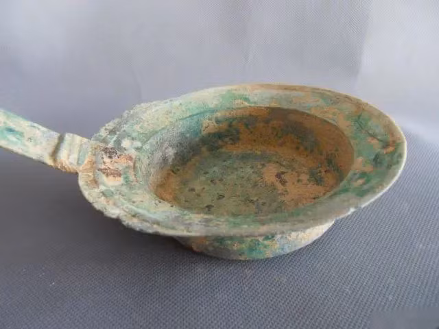 Một lão nông tại tỉnh Phúc Kiến, Trung Quốc, tình cờ phát hiện một vật thể lạ dài có cán khi đang cuốc đất.