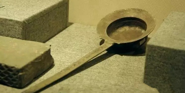 Lão nông đã tặng lại chiếc bàn là cho các nhà khảo cổ và hiện nó đang được trưng bày tại bảo tàng.