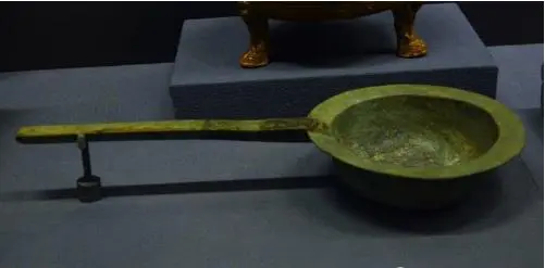 Khi chuyên gia nghiên cứu nhận ra vật thể không tầm thường qua màu sắc bên ngoài, họ phong tỏa cánh đồng và kiểm định vật thể.