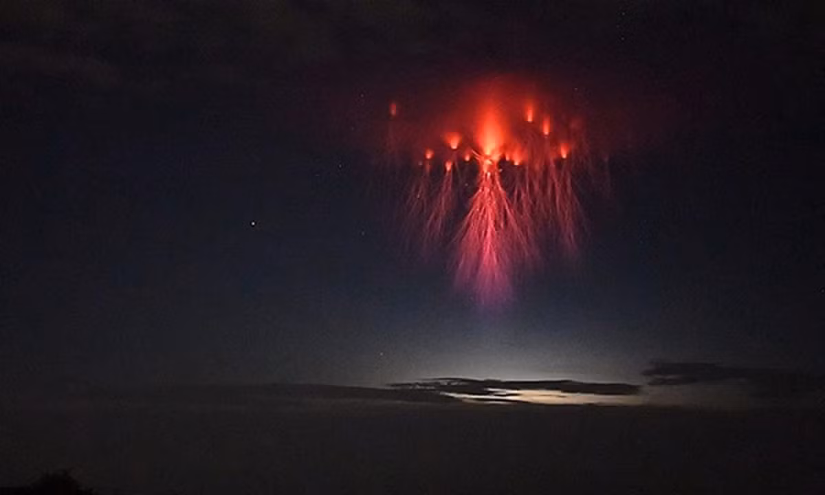 Những "tinh linh đỏ" này xuất hiện khi hiện tượng phóng điện phạm vi lớn xảy ra trong cơn bão. Ánh sáng lấp lánh màu đỏ cam tươi sáng, rộng hàng kilomet, cao đến 96km, xuyên qua tầng bình lưu, tầng giữa, kéo dài đến tầng điện ly. Các chuyên gia gọi nó là "sét màu đỏ".