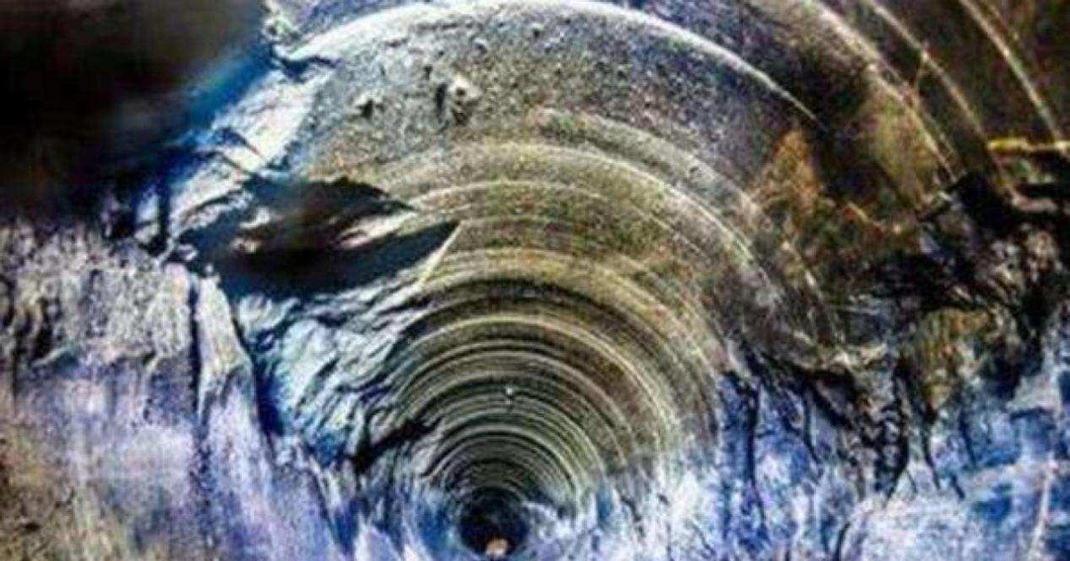 Ranh giới giữa lớp phủ và lõi, được gọi là "Moho", là nơi có áp suất và nhiệt độ đặc biệt lớn. Khoan xuyên qua hợp kim sắt-niken nóng chảy của lõi sẽ là một thách thức đặc biệt.