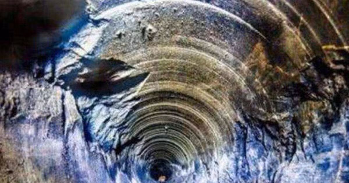 Ranh giới giữa lớp phủ và lõi, được gọi là "Moho", là nơi có áp suất và nhiệt độ đặc biệt lớn. Khoan xuyên qua hợp kim sắt-niken nóng chảy của lõi sẽ là một thách thức đặc biệt.