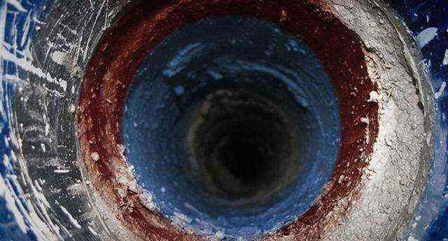 Hiện nay, hố khoan sâu nhất là hố Kola ở Nga, có độ sâu 7,6 dặm (12,2 km). Áp suất ở đáy hố Kola gấp 4.000 lần so với mực nước biển. Điều này đặt ra thách thức lớn cho việc khoan xuyên sâu hơn.