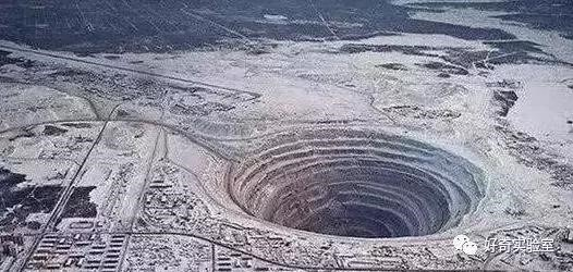 Khi mũi khoan đến lõi, lực hấp dẫn sẽ giảm xuống, và máy khoan sẽ phải vượt qua trọng lực khi đẩy lên để rời khỏi lõi, lớp phủ và lớp vỏ.