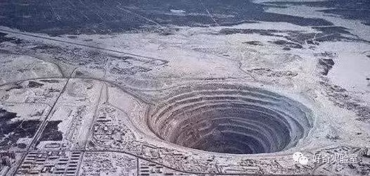 Khi mũi khoan đến lõi, lực hấp dẫn sẽ giảm xuống, và máy khoan sẽ phải vượt qua trọng lực khi đẩy lên để rời khỏi lõi, lớp phủ và lớp vỏ.