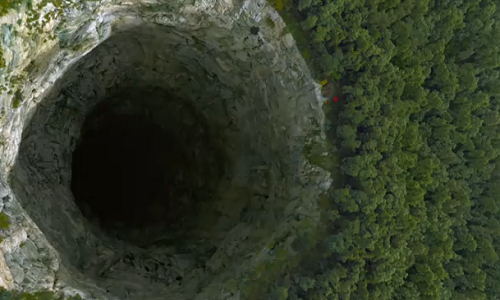 Khi mũi khoan đến giữa Trái Đất, nơi không có trọng lượng, lực hấp dẫn sẽ chuyển đổi, và máy khoan sẽ phải vượt qua "một chặng đường dài" để đến phía bên kia.