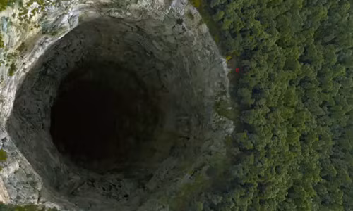 Khi mũi khoan đến giữa Trái Đất, nơi không có trọng lượng, lực hấp dẫn sẽ chuyển đổi, và máy khoan sẽ phải vượt qua "một chặng đường dài" để đến phía bên kia.