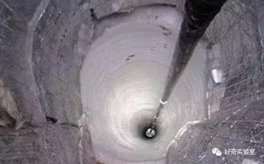 Dù có những ước tính và giả định, việc khoan xuyên Trái Đất hiện vẫn là một ý tưởng khoa học huyền bí và đầy thách thức.