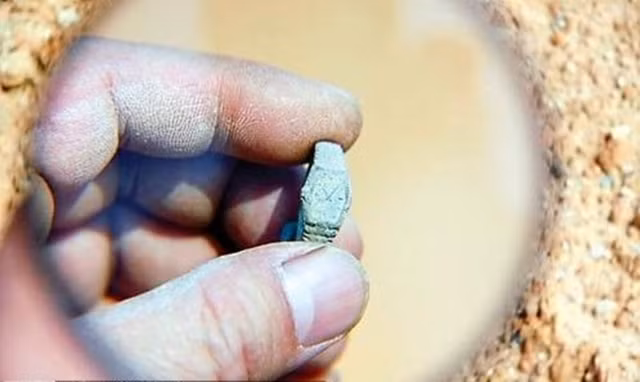 3. Chiếc đồng hồ bí ẩn (2008): Một chiếc đồng hồ được phát hiện trong một cỗ quan tài cổ từ thời nhà Minh ở Trung Quốc, mặc dù không phù hợp với thời đại đó.