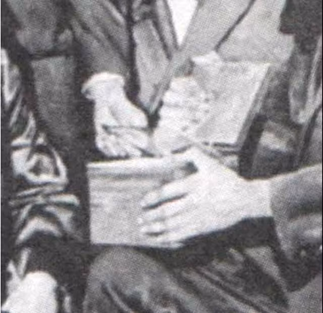 7. Đĩa CD từ những năm 1800: Trong một bức vẽ từ những năm 1800, nhà lãnh đạo Joseph Smith giới thiệu "tấm bảng vàng" cùng với hai chiếc đĩa CD-room giống như thứ mà chỉ từ năm 1980 mới phát minh.