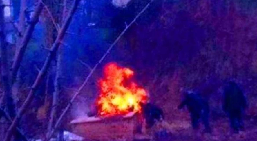 Quan tài này càng trở nên sáng sủa hơn sau khi được rửa bằng nước, và trên mặt quan tài có một chiếc gương đồng. Ông lão quyết định đốt cháy quan tài, sau đó mời một pháp sư đến làm lễ để tránh rủi ro.