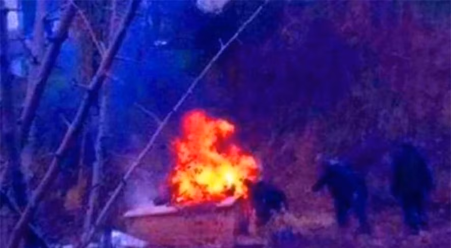 Quan tài này càng trở nên sáng sủa hơn sau khi được rửa bằng nước, và trên mặt quan tài có một chiếc gương đồng. Ông lão quyết định đốt cháy quan tài, sau đó mời một pháp sư đến làm lễ để tránh rủi ro.