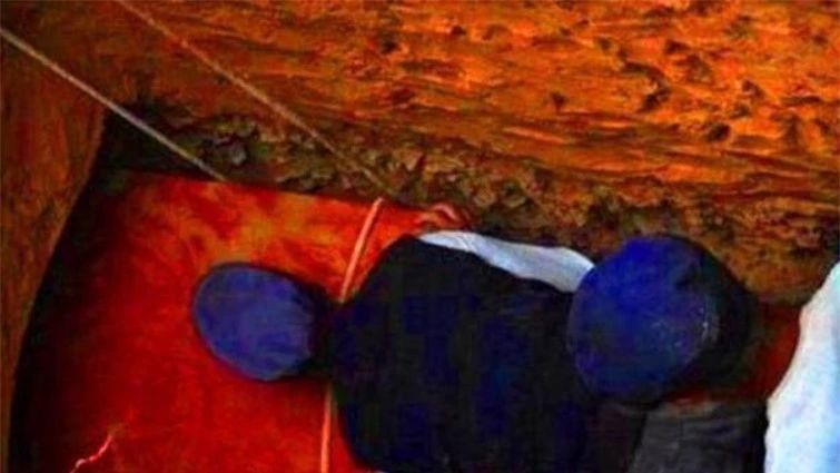 Sau khi chiếc quan tài được đào lên, mọi người hốt hoảng khi thấy nó có màu đỏ như máu, khác biệt so với những chiếc quan tài thông thường.