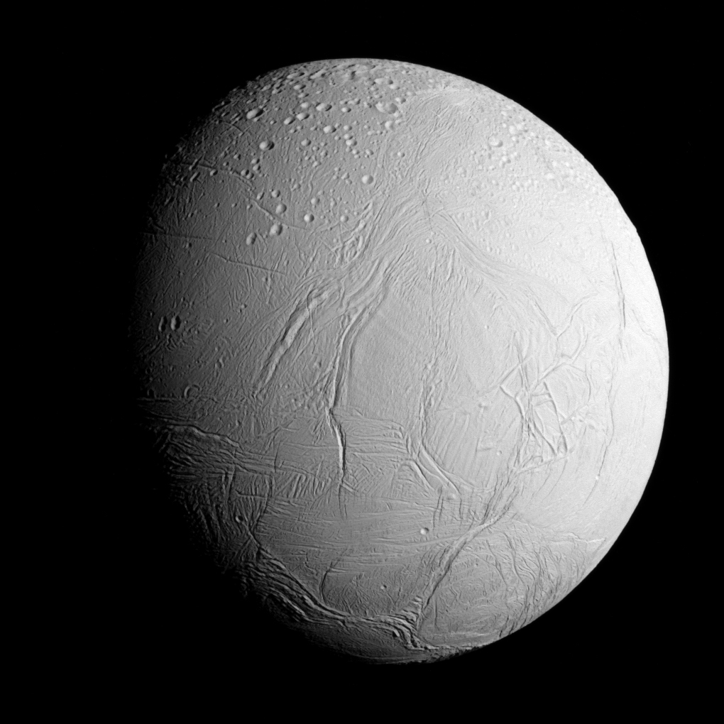 Enceladus, vệ tinh thứ 6 của Sao Thổ, mang lại cơ hội nghiên cứu thành phần của đại dương ngầm dưới bề mặt băng giá.